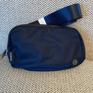 Lululemon Everywhere Belt Bag - True Navy